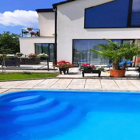 In Kladno With Private Pool בית נופש לאני